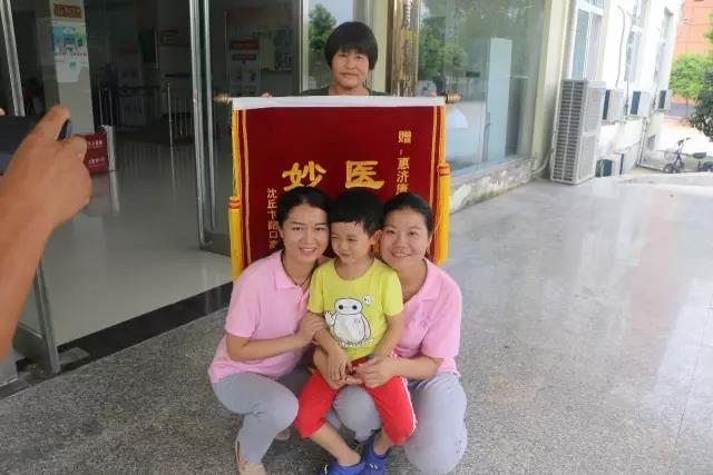 《言語落后》孩子治愈后回歸社會，家長特送來錦旗！